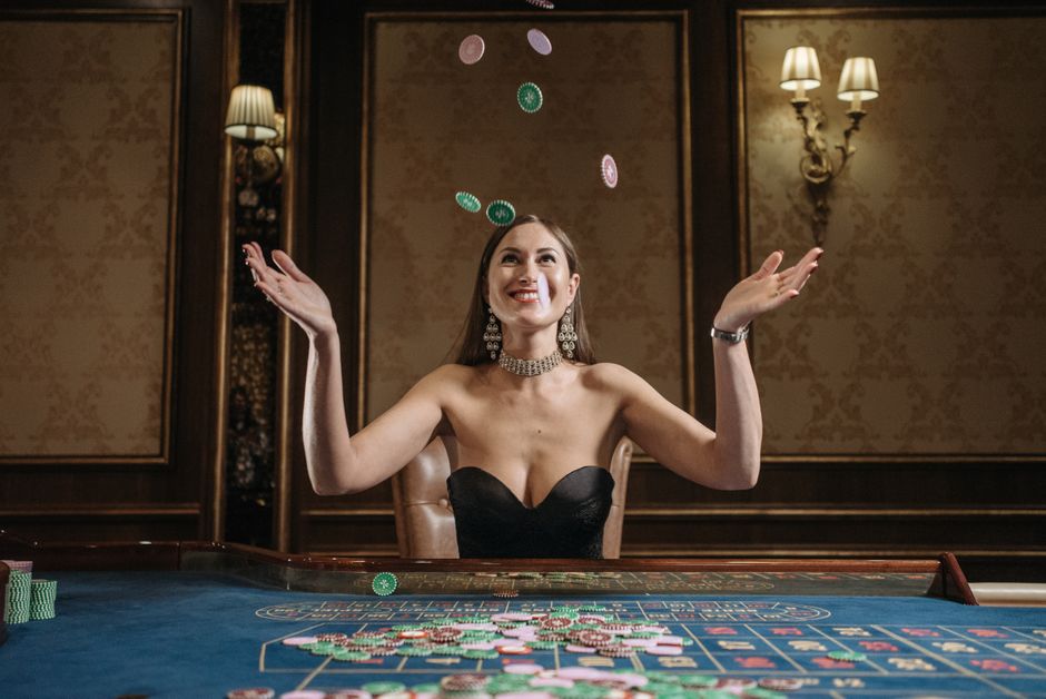 The Real Odds: What Casinos Don't Tell You About Slots, Poker & Betting